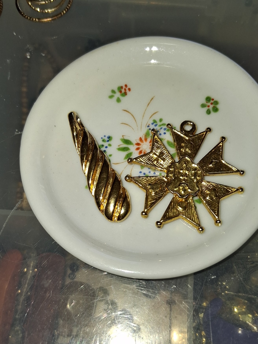 Vintage Gold-Tone Decorative Star Pendant and Twisted Accent -